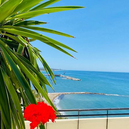 Apartment On The First Line Of The Sea With A View And Free Parking Марбеля Екстериор снимка