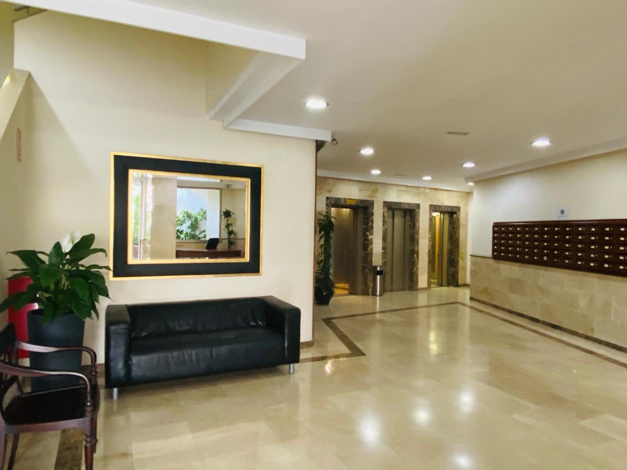 Apartment On The First Line Of The Sea With A View And Free Parking Марбеля Екстериор снимка