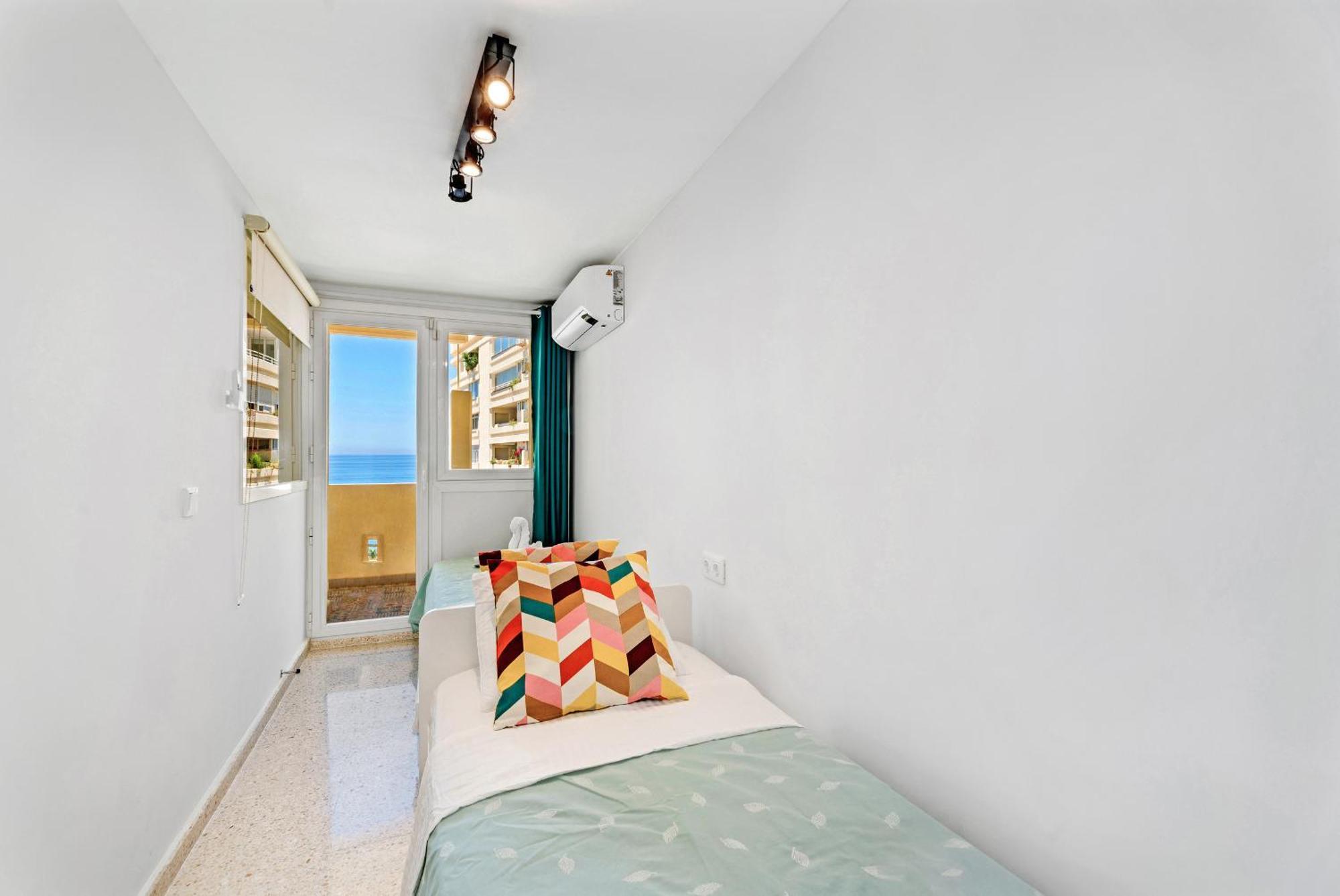 Apartment On The First Line Of The Sea With A View And Free Parking Марбеля Екстериор снимка