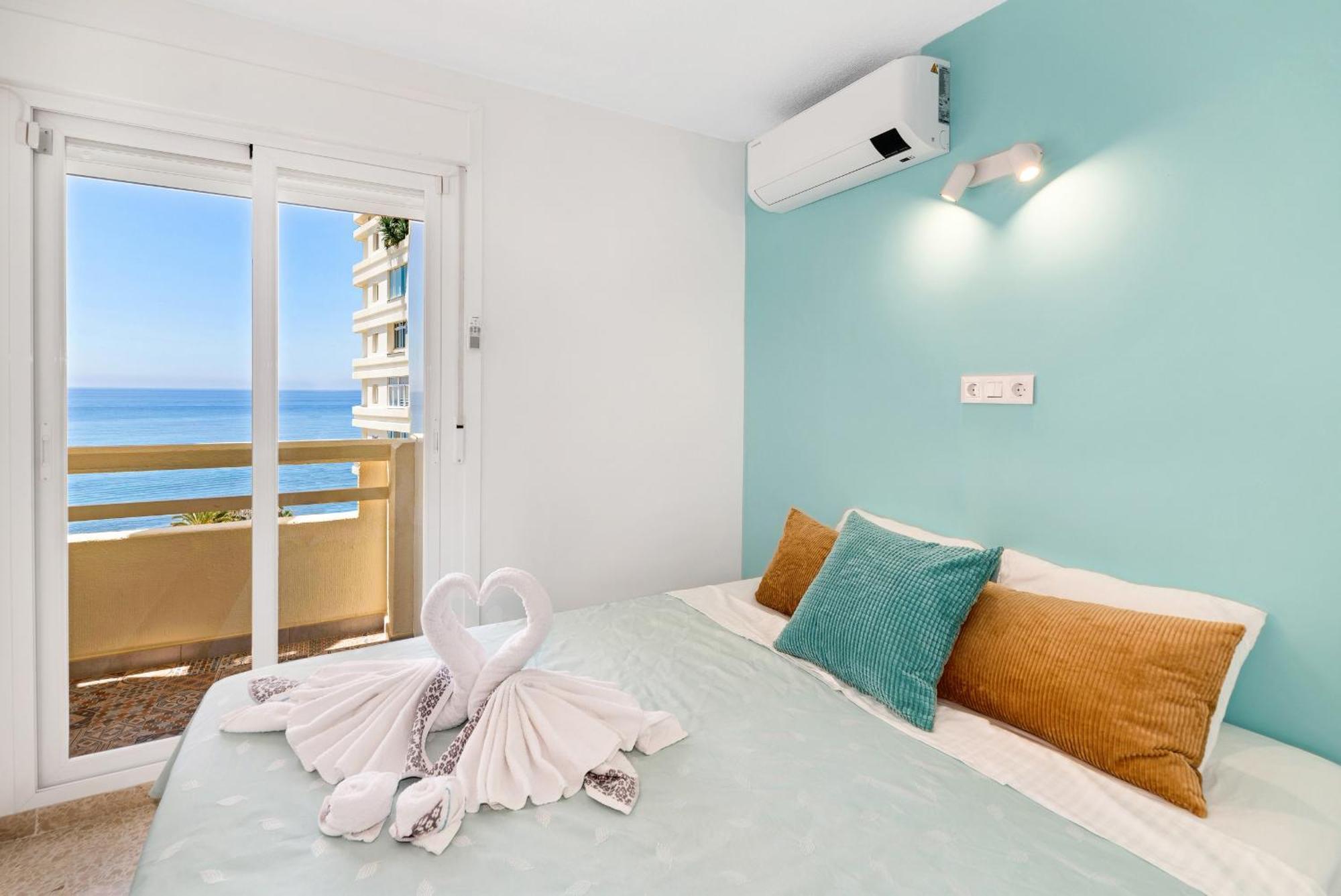 Apartment On The First Line Of The Sea With A View And Free Parking Марбеля Екстериор снимка